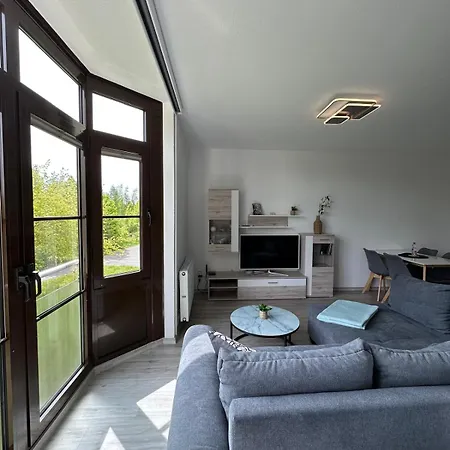 Apartment In Lisa, Sehr Ruhige Lage, Blick Ins Gruene, Hochwertig Renoviert, Wlan Und Parkplatz Gratis Gera