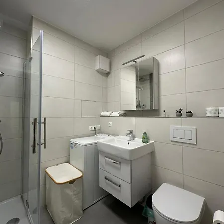 In Lisa, Sehr Ruhige Lage, Blick Ins Gruene, Hochwertig Renoviert, Wlan Und Parkplatz Gratis Apartment Gera
